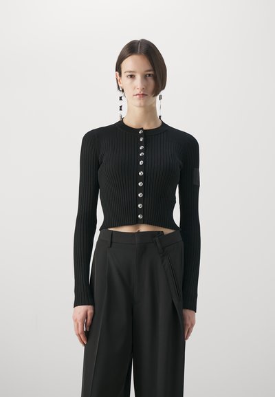 Zwarte geribbelde crop cardigan met lange mouwen en een ronde halslijn. Bevat glanzende knopen aan de voorkant en een textuurdetail.