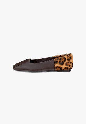 Hnědé kožené baletní byty s leopardím potiskem na podpatku. Obuv má elegantní, špičatou špičku a nízkou, plochou podrážku.