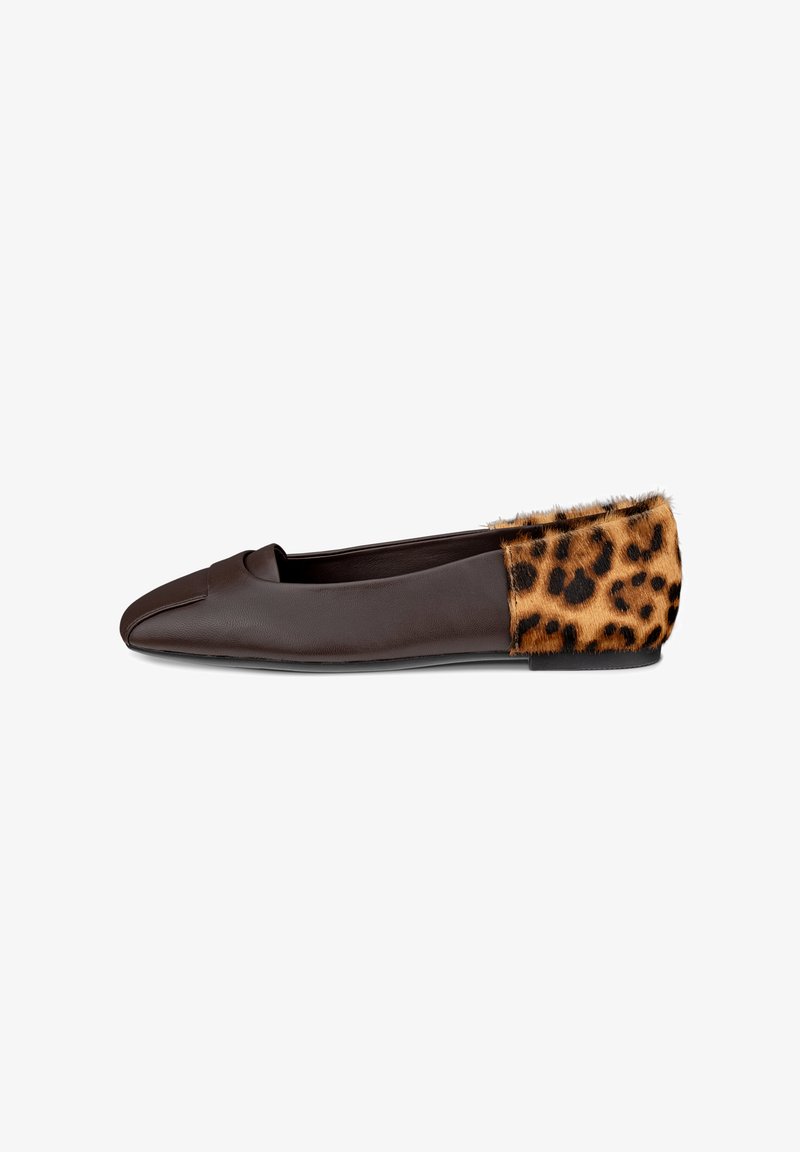 Rjave usnjene balerinke z leopardjim vzorcem na peti iz krzna. Čevlji imajo eleganten, koničast prst in nizek, raven podplat.