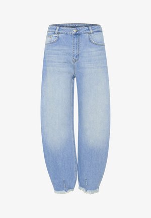 Világoskék farmernadrág, laza szabással, rojtos szegéllyel és hátsó zsebekkel. Kopottas hatás, finom elhalványulás a textúra érdekében.