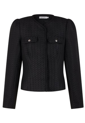 Veste longue noire pour femme à manches longues avec texture, col rond, deux poches avant à rabat avec boutons argentés, et une coupe ajustée.