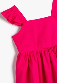 Fuchsia mouwloze jurk met gerimpelde schouderbanden, een aansluitende taille en een geplooide rok voor een ontspannen pasvorm. Soepele katoenen stof.