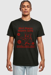 Sort bomulds t-shirt med et rødt grafisk motiv af en pizza-karakter, teksten siger "Hot Pizza Happy Life" med et ternet mønster nederst.
