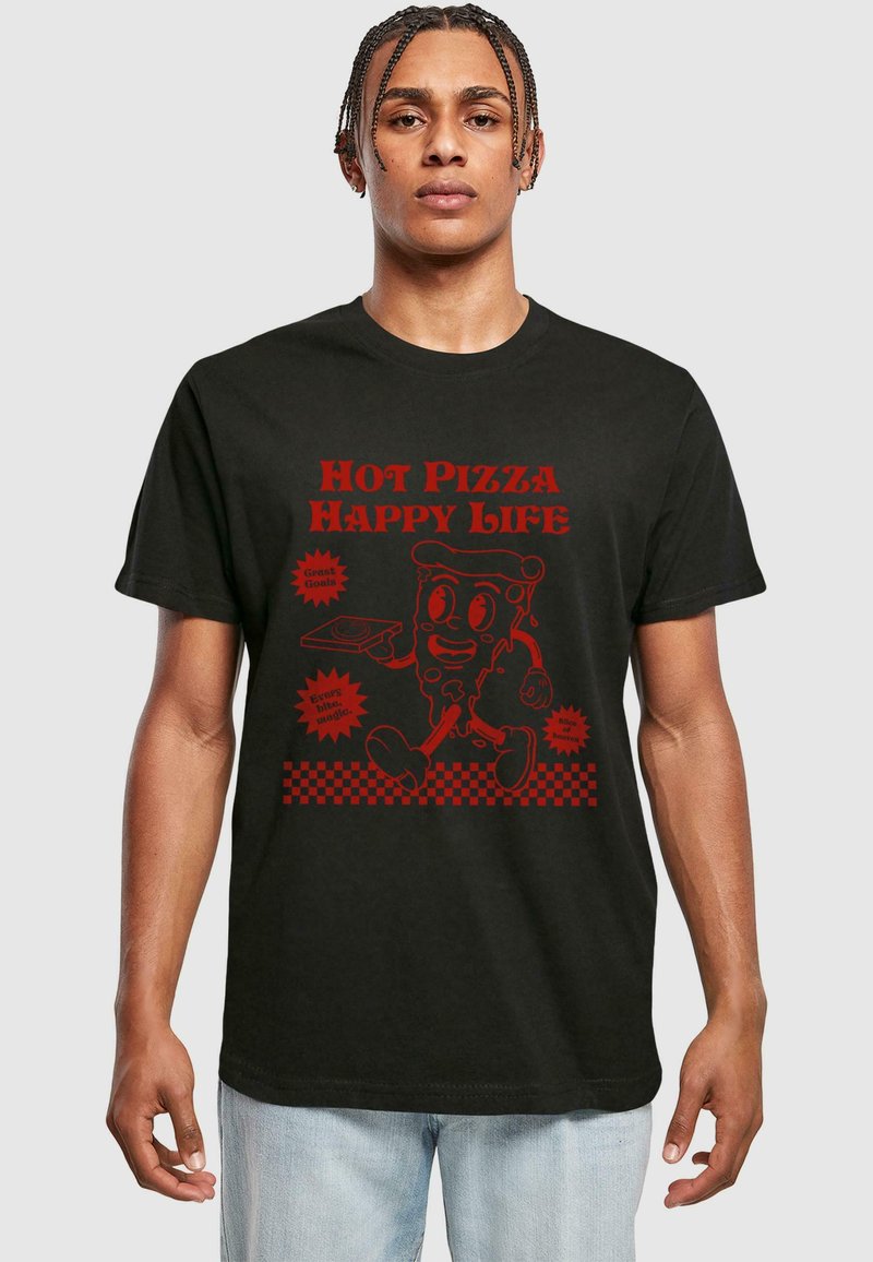 Sort bomulds t-shirt med et rødt grafisk motiv af en pizza-karakter, teksten siger "Hot Pizza Happy Life" med et ternet mønster nederst.