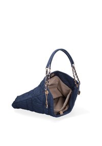 Denim handtas met een unieke driehoekige vorm, gewatteerde textuur, dubbele kettinghandvatten en een beige stoffen interieur met vakken.