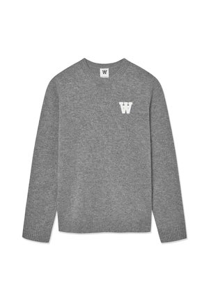 Pull en tricot gris avec un col rond et des poignets côtelés. Une lettre "W" blanche est brodée sur la poitrine gauche. Texture douce.