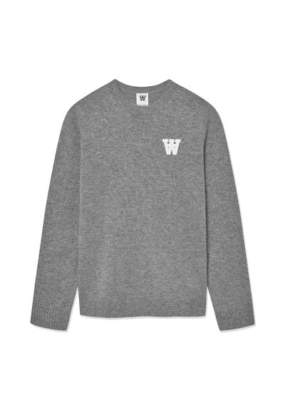 Grå strikket sweater med en rund halsudskæring og ribbede manchetter. Et hvidt bogstav "W" er broderet på venstre bryst. Blød tekstur.