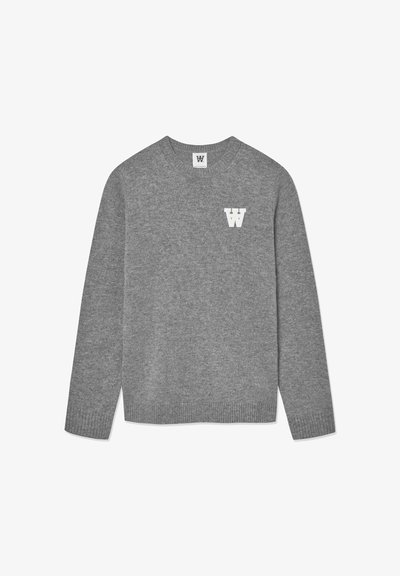 Grå strikket sweater med en rund halsudskæring og ribbede manchetter. Et hvidt bogstav "W" er broderet på venstre bryst. Blød tekstur.