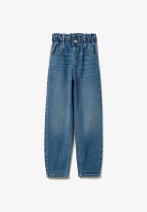 Jeans in denim azzurro con vita elastica, dotati di una vestibilità comoda e piccole perforazioni decorative di colore argento distribuite su tutta la stoffa.
