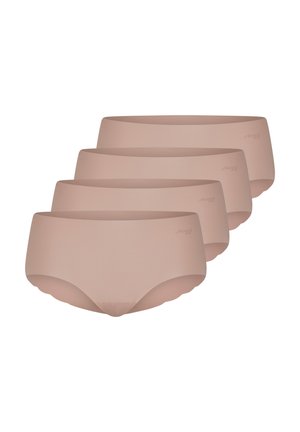 Quattro slip da donna beige stile hipster senza cuciture, leggermente impilati e sovrapposti, con una finitura opaca morbida e marchio discreto.