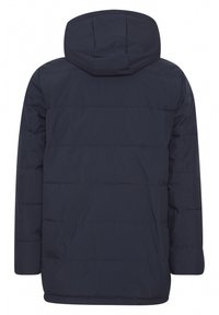 Marineblå polstret jakke med hette, med en glatt tekstur og horisontale sømmer. Enkelt design uten synlige detaljer eller aksenter.