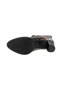 Stivaletto multicolore con tomaia floreale testurizzata, suola nera solida e una fibbia decorativa sul lato.