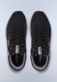 Scarpe sportive nere caratterizzate da una combinazione di suede e mesh. Presentano una punta rotonda, lacci e un'etichetta con logo sulla linguetta.