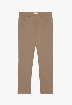 Pantalons en coton stretch beige avec une coupe droite, style cinq poches et accents en métal. Texture lisse et détails de couture classiques.