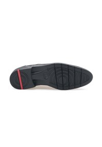 Zwarte rubberen sneakerzool met een textuur oppervlak. Bevat een rode accenten bij de hak en cirkelvormige loopprofielen voor grip.