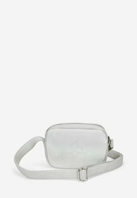 Bolso cruzado de imitación cuero blanco con forma rectangular, que presenta una textura suave, correa ajustable y cierre con cremallera.