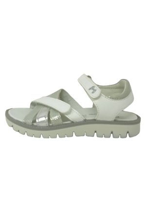 Infradito bianche in pelle con accenti argentati, cinturini in Velcro regolabili, suola testurizzata e battistrada in gomma spessa per un'ottima aderenza.