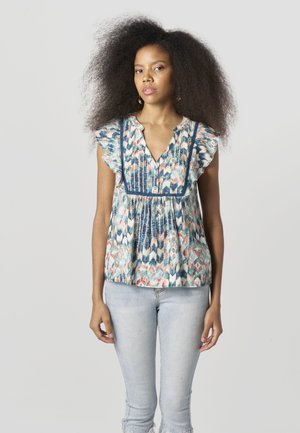 Blúzka s kvetinovým vzorom z ľahkej látky so špicatým výstrihom, volánikovými rukávmi a nariaseným pásom. Farby zahŕňajú modrú, ružovú a krémovú.