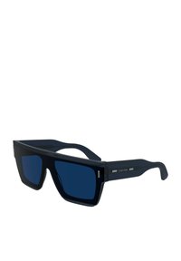 Occhiali da sole con una montatura in plastica blu scuro, lenti quadrate e lenti con sfumature blu. Presentano minimi dettagli argentati sulle tempie.