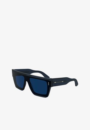 Occhiali da sole con una montatura in plastica blu scuro, lenti quadrate e lenti con sfumature blu. Presentano minimi dettagli argentati sulle tempie.