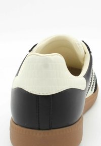 Czarno-kremowe sneakersy z teksturowanym tyłem, gładkim przodem, gumową podeszwą i przeszyciami. Wewnątrz wyścielone miękkim materiałem dla lepszego komfortu.