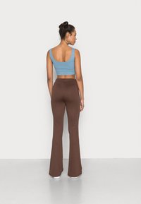 Pieces PCOTINE FLARED PANTS - Calças - chicory coffee