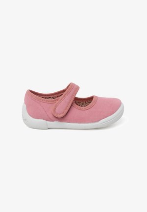 Une chaussure Mary Jane en toile rose avec une semelle en caoutchouc blanche, dotée d'une sangle Velcro et d'un intérieur texturé avec un imprimé floral.