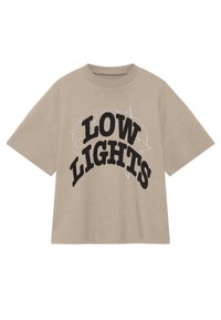 Camiseta de algodón beige con corte oversize, mangas cortas y diseño gráfico en negro "LOW LIGHTS" en el frente.Parte trasera lisa.