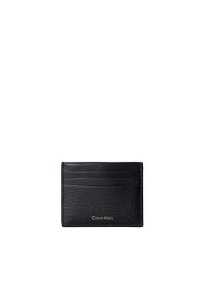 Portacarte in pelle nera Calvin Klein con quattro fessure per carte e superficie testurizzata, esposto su sfondo bianco.