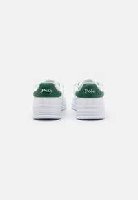 Vita sneakers med gröna hälaccenter. "Polo" logotyp på baksidan, slätt läder material, snörning design och texturerad gummisulor.