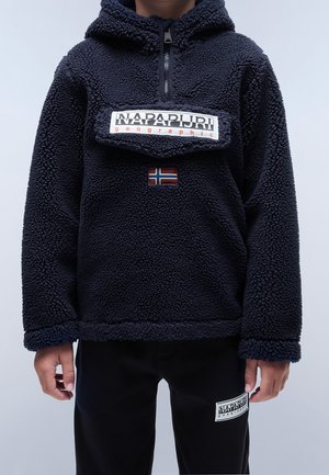 Granatowy polar z półzipped, kapturem i kieszenią kangurką. Posiada wyraźną naszywkę z logo oraz mały detal z flagą Norwegii.