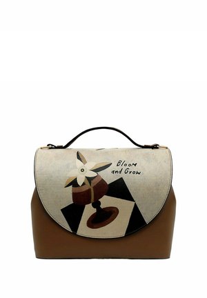 Braune Lederhandtasche mit abgerundetem Deckel und einem Blumenmuster auf der Klappe, mit dem Text "Bloom and Grow" und geometrischen Mustern.