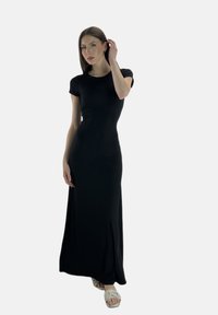 Schwarzes, figurbetontes Maxikleid mit kurzen Ärmeln aus elastischem Stoff. Mit rundem Ausschnitt und einfacher, eleganter Silhouette.