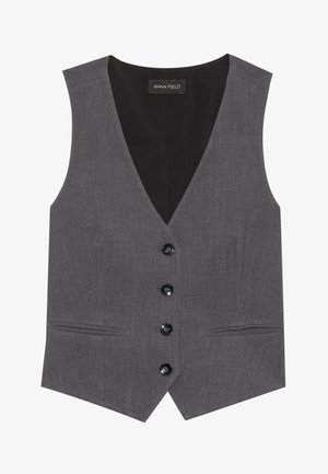 Gilet gris avec un design en V, comportant six boutons, deux poches latérales et une texture lisse. L'étiquette indique "ANNA FIELD."