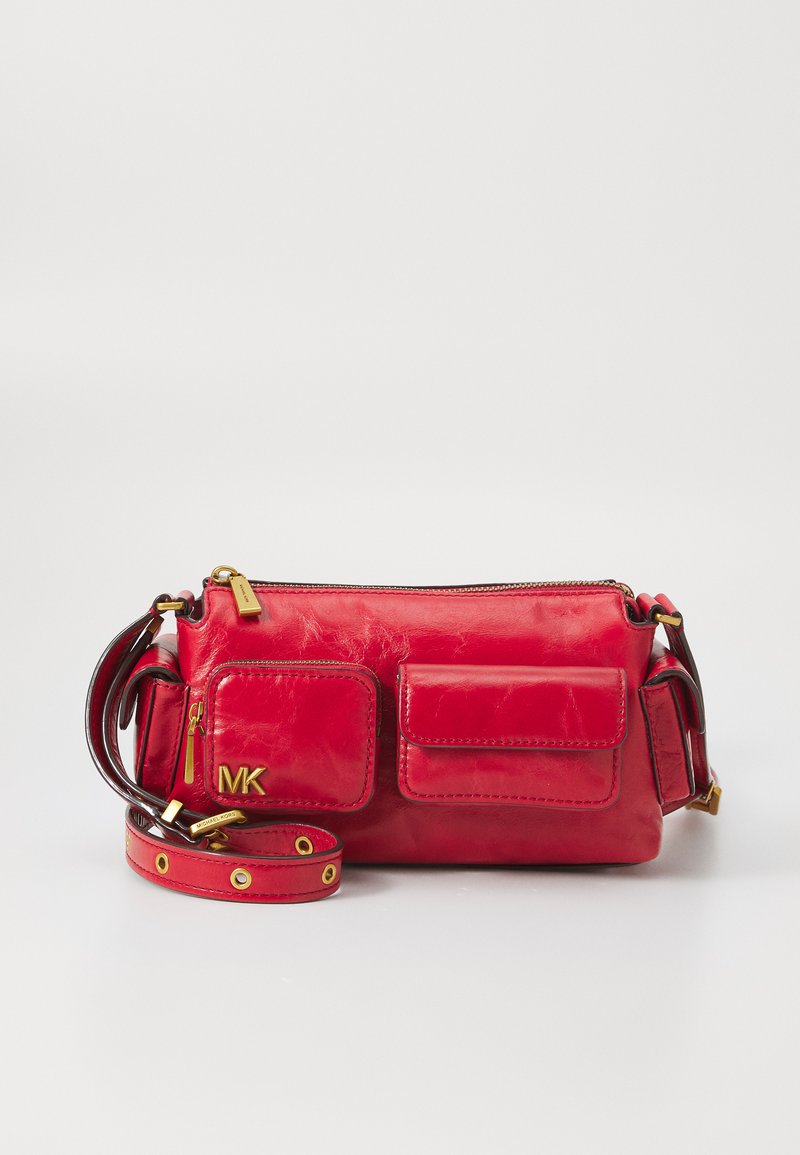 Červená kožená crossbody taška s hladkým povrchom, zlatým kovaním a dvoma prednými vreckami. Obsahuje odnímateľný ramenný popruh.