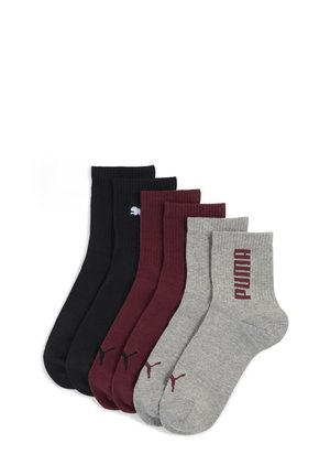 Fünf Paar Socken: schwarz, burgunderrot und grau. Rippstruktur, Knöchellänge, mit Logos in kontrastierenden Farben.