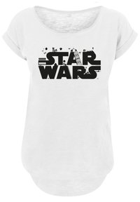 Hvit t-skjorte med korte ermer som har en stor svart "STAR WARS" logo, med silhuetter av figurer og kjøretøy integrert i designet.