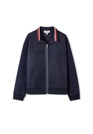 Giacca zip-up navy con texture scamosciata, polsini e orlo a coste, colletto a strisce rosse e bianche a contrasto e logo sul lato sinistro del petto.