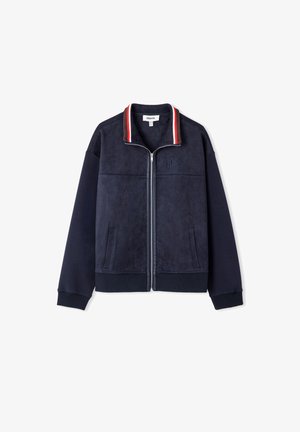 Giacca zip-up navy con texture scamosciata, polsini e orlo a coste, colletto a strisce rosse e bianche a contrasto e logo sul lato sinistro del petto.