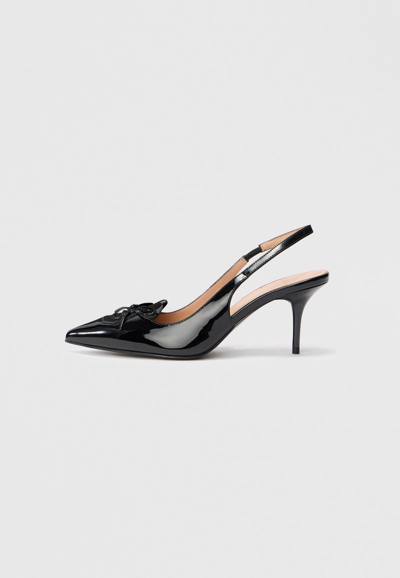 Črne lakirane slingback pete s uskim nosom in dekorativno pentljo na vampu. Imajo vitko stiletto peto.