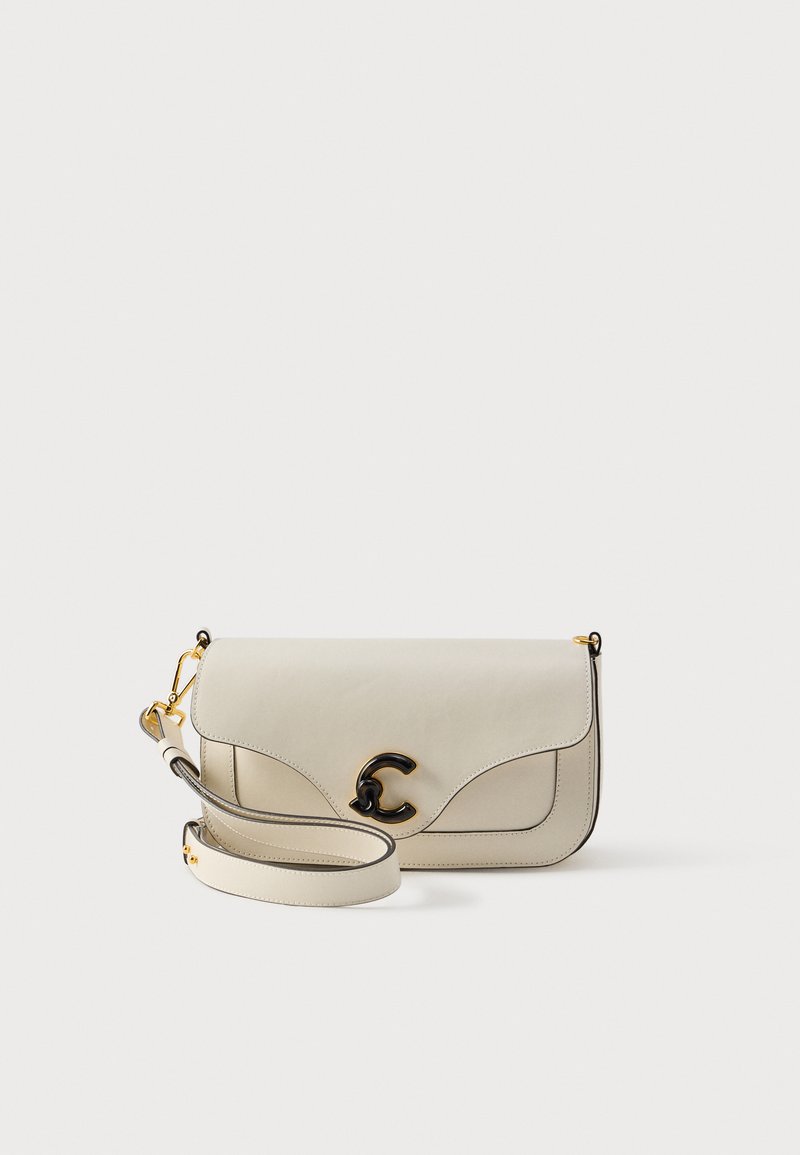 Borsa a tracolla in pelle beige chiaro con patta curva, dettagli in oro, logo C nero prominente e tracolla staccabile. Design semplice.