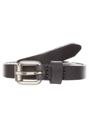 Tummanruskea nahkavyö hopeanvärisellä suorakaiteen muotoisella metallisoljella, käärittynä ja kärki osittain taitettuna.