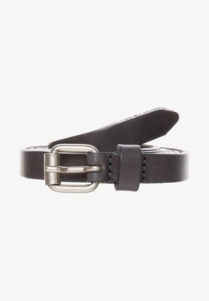 Ceinture en cuir brun foncé avec une boucle rectangulaire en métal argenté, enroulée avec la pointe partiellement repliée.