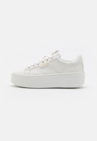 guess marilyn trainers