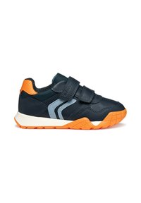 Dziecięce granatowe sneakersy z pomarańczową podeszwą i piętą, szarymi paskami po bokach oraz dwoma rzepami na białym tle.