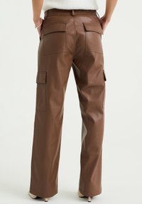 Bruna cargobyxor i konstläder med rak bendesign, som har fyra bakfickor och en slät yta.