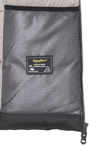 Giacca isolante nera in rete RefrigiWear, con un interno grigio liscio, materiale traspirante e chiusura con cerniera dotata di etichetta con marchio.