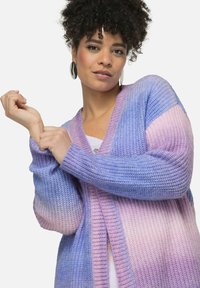 Stickad cardigan i gradientnyanser av lila och rosa, med v-ringning, öppen fram och texturerade ribbade muddar.