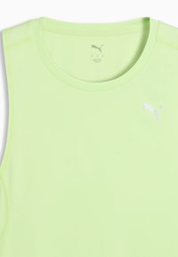 Ανοιχτό πράσινο αμάνικο αθλητικό μπλουζάκι Puma με στρογγυλή λαιμόκοψη και λευκό λογότυπο Puma στο αριστερό στήθος.