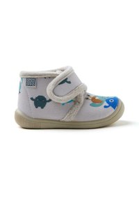 Zapatilla de tela gris claro con forro de felpa, que presenta estampados de animales coloridos. Cierre de velcro y suela de goma para facilitar su uso.